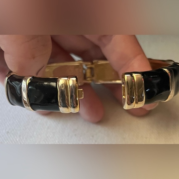 Elegant Black and Gold Women's Bracelet - Picture 3 of 3